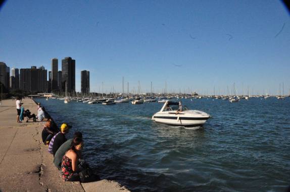 Pessoas se refrescam na brisa vinda do lago, numa marina de Chicago, em Illinois, nos Estados Unidos